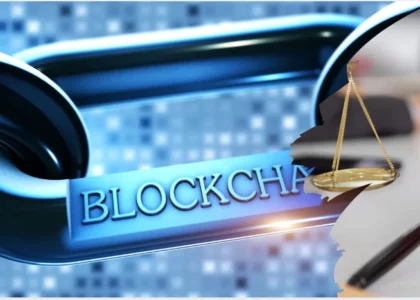 Ilustração comparando sucessão tradicional e sucessão com Bitcoin, com corrente de blockchain em primeiro plano, balança da justiça e martelo de juiz ao fundo, simbolizando a transição entre sistemas jurídicos e ativos digitais.