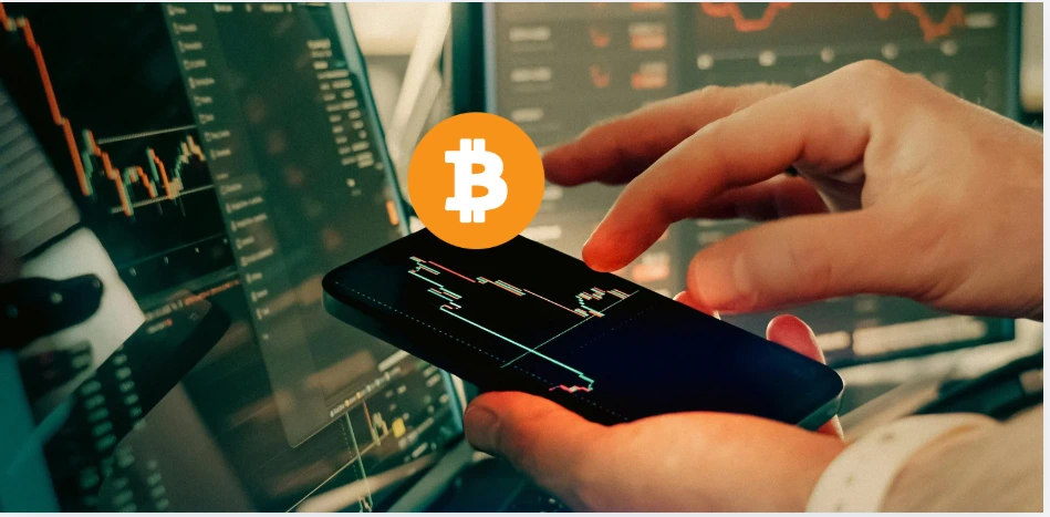 Mãos operando gráfico de Bitcoin em smartphone com múltiplas telas de trading ao fundo, representando a venda de opções de Bitcoin, captura de prêmio, controle de margem e operação sem prever direção do preço.