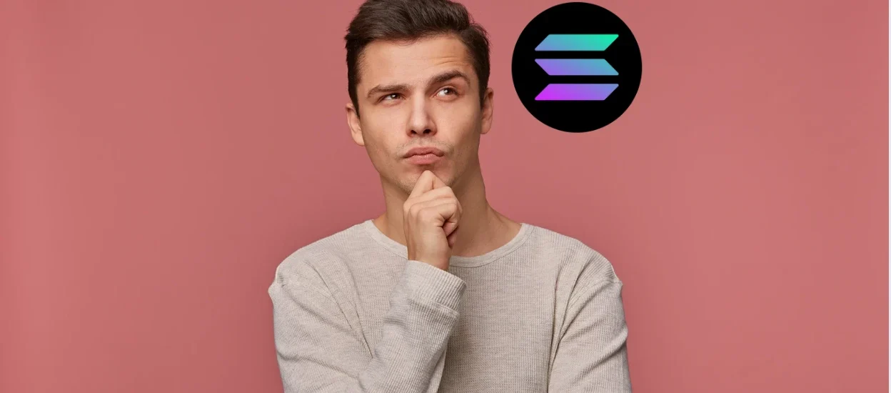 Homem pensativo em fundo rosa analisando Solana como Pix global das blockchains, com logo da Solana representando transações rápidas e taxas baixas