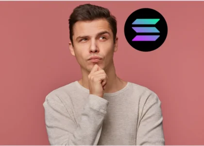 Homem pensativo em fundo rosa analisando Solana como Pix global das blockchains, com logo da Solana representando transações rápidas e taxas baixas