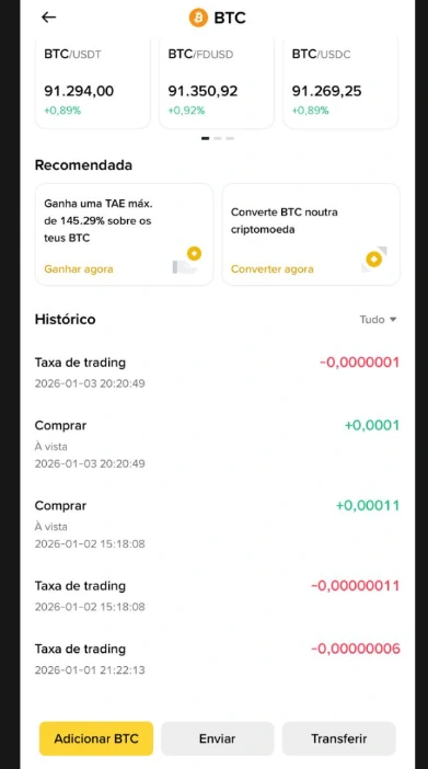 Histórico de compras diárias de Bitcoin mostrando operações de DCA com taxas de trading descontadas em cada transação, evidenciando pequenas taxas recorrentes ao comprar BTC todos os dias.