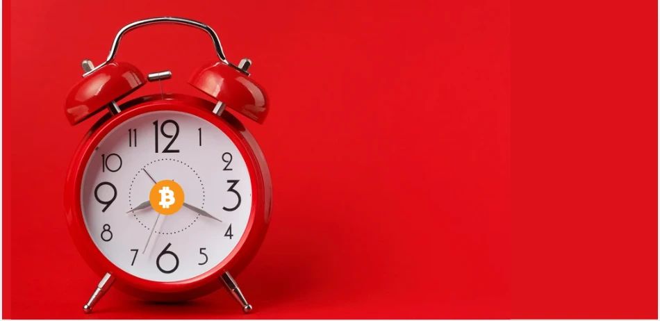 Relógio despertador vermelho com símbolo do Bitcoin no centro, representando o efeito do tempo (theta) nas opções de Bitcoin e o impacto do vencimento no resultado.