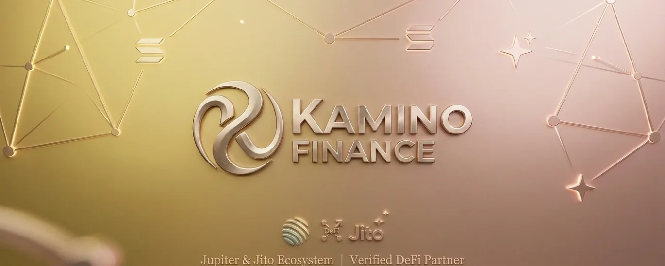 Uma imagem de capa minimalista com estética luxuosa em tons de dourado e rosé. No centro, o logotipo metálico da Kamino Finance. Abaixo, três ícones estilizados representam "Multiply", "JLP" e "Lend". O fundo apresenta conexões neurais lineares que remetem à rede Solana e à descentralização.
