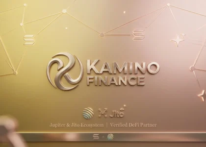 Uma imagem de capa minimalista com estética luxuosa em tons de dourado e rosé. No centro, o logotipo metálico da Kamino Finance. Abaixo, três ícones estilizados representam "Multiply", "JLP" e "Lend". O fundo apresenta conexões neurais lineares que remetem à rede Solana e à descentralização.