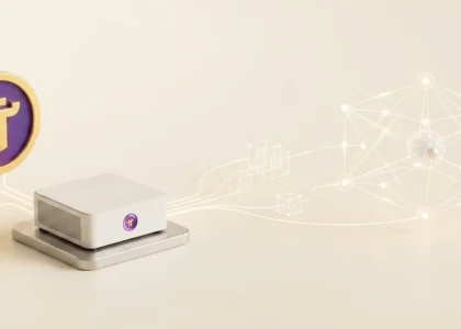 Ilustração técnica e minimalista em fundo creme. À esquerda, a logomarca dourada e roxa da Pi Network. Dela saem linhas de luz conectadas a um computador estilo workstation ou Mini-PC, que processa dados. Deste dispositivo, uma rede de blocos e conexões globais se expande, representando um nó validador descentralizado e a infraestrutura de mineração on-chain.