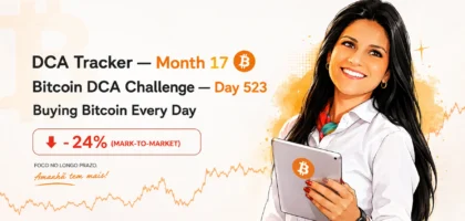Caricatura da Dama DeFi sorrindo e segurando um tablet com símbolo do Bitcoin. Ao lado, painel informativo do desafio DCA Bitcoin mostrando 523 dias consecutivos de compras diárias, 17 meses de acumulação e drawdown temporário de 24%, reforçando a estratégia de investimento de longo prazo em Bitcoin.
