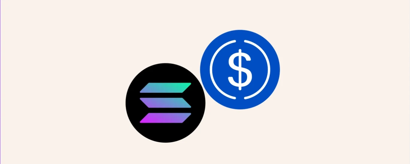 Logotipos da rede Solana (em preto com detalhes gradientes) e da stablecoin USDC (em azul circular) sobre um fundo minimalista em tom creme claro, representando a integração entre a blockchain Solana e o dólar digital