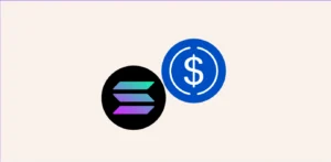 Logotipos da rede Solana (em preto com detalhes gradientes) e da stablecoin USDC (em azul circular) sobre um fundo minimalista em tom creme claro, representando a integração entre a blockchain Solana e o dólar digital