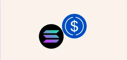 Logotipos da rede Solana (em preto com detalhes gradientes) e da stablecoin USDC (em azul circular) sobre um fundo minimalista em tom creme claro, representando a integração entre a blockchain Solana e o dólar digital