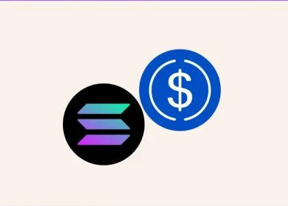 Logotipos da rede Solana (em preto com detalhes gradientes) e da stablecoin USDC (em azul circular) sobre um fundo minimalista em tom creme claro, representando a integração entre a blockchain Solana e o dólar digital